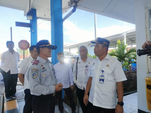 Sekditjen Perhubuungan Darat kementerian Perhubungan Amirullah tengah mendapatkan penjelasan dari Korsatpel UPPKB Wanguler Bitung di jembatan timbang, Senin (5/2/2024) saat melakukan kunungan kerja (Foto:BN/Syam)