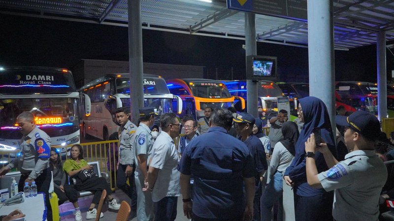 kegiatan pemantauan arus mudik Angkutan Lebaran 1445 H 2024 bersama dengan Dinas Perhubungan Provinsi, PT Jasaraharja, BNN, dan Damri di Terminal Tipe A Sei Ambawang Kabupaten Kubu Raya (1)