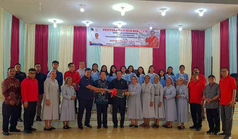 kegiatan penyerahan bantuan Bus Kementerian Perhubungan Tahun 2023 di Komunitas Passio Christi Sekadau, (4)